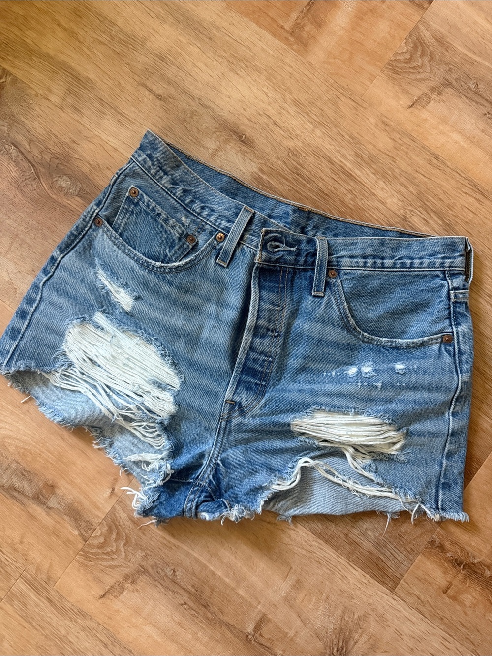 *NWOT* Levi’s Women’s Distressed High-Rise 501 Jean Shorts Size 31 Quiet Riot